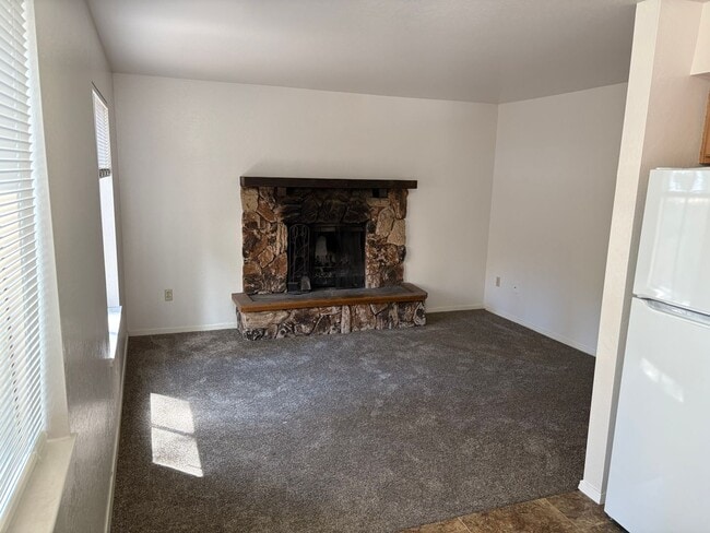 Building Photo - Large 4 bedroom cabin with fireplace