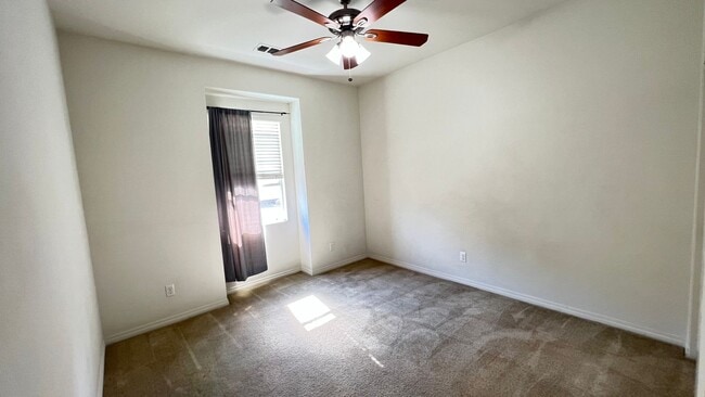 Building Photo - Beautiful 3 Bedroom 2.5 Bathroom Townhome ...