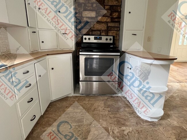 Building Photo - Spacious 3 Bedroom