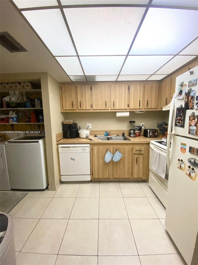 Building Photo - 7351 W Sunrise Blvd