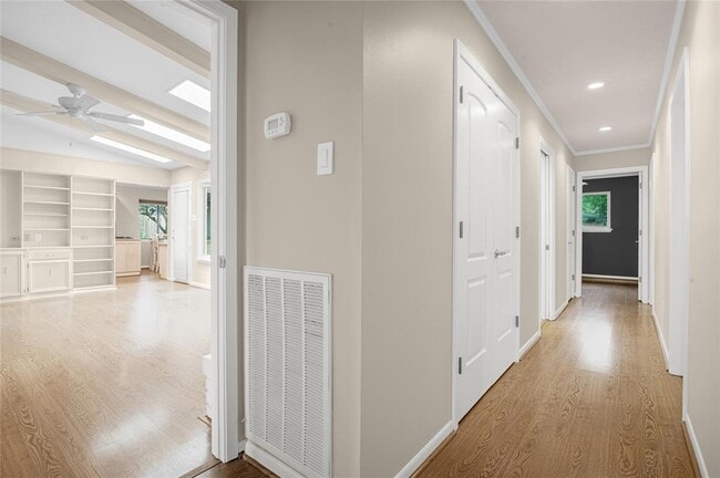 Building Photo - 319 Forest Lake Dr
