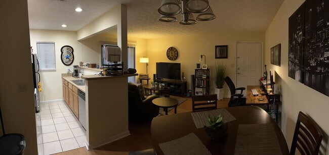 Building Photo - Campus View Apt-Walking Distance to UGA!