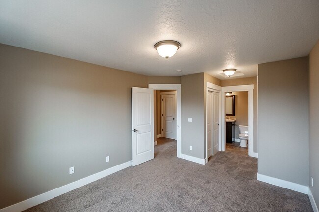 Building Photo - 270-272 Gwinn Street E