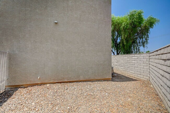 Building Photo - Beautiful 3 Bedroom Home!