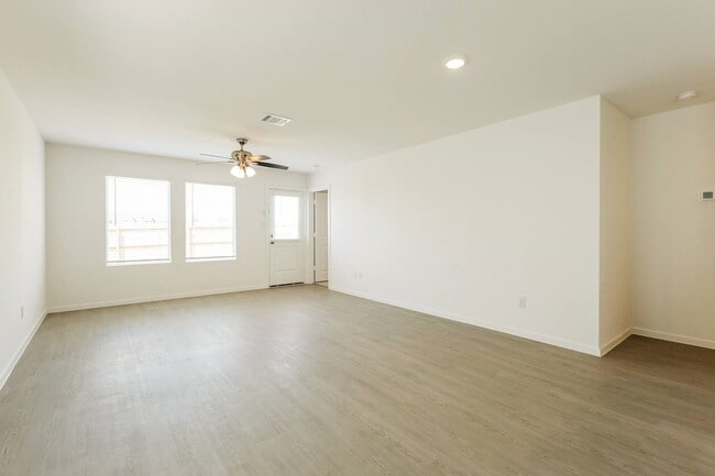 Building Photo - 3728 Axis Hl St