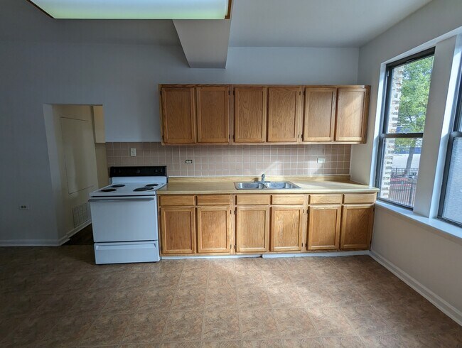 Building Photo - 3147 W Medill Ave