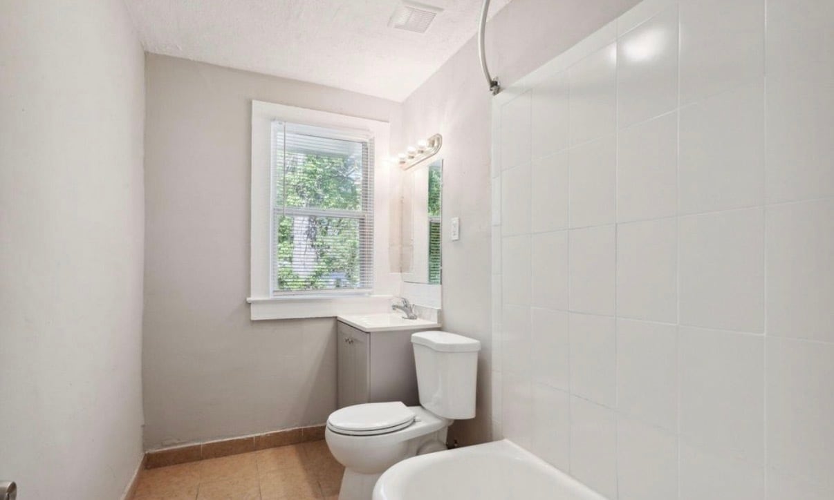 Building Photo - 1322 W 23rd St