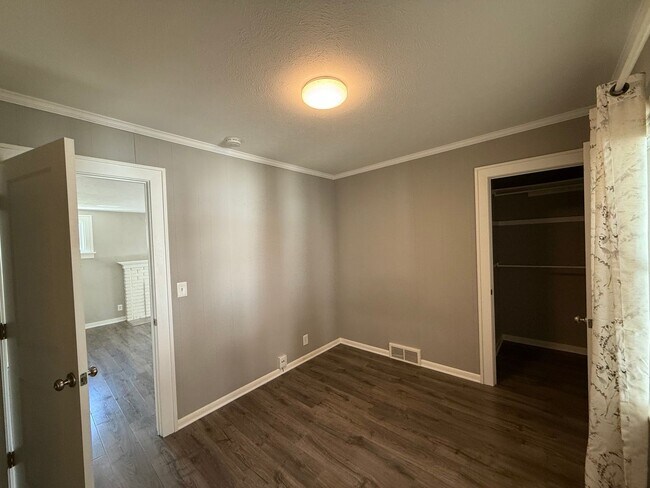 Building Photo - 3 bed 1 bath Brick Bungalow in Forest Hills