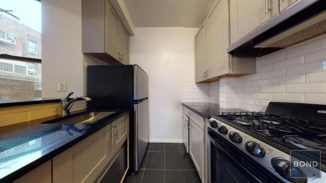 Building Photo - 2 bedroom in Manhattan NY 10014