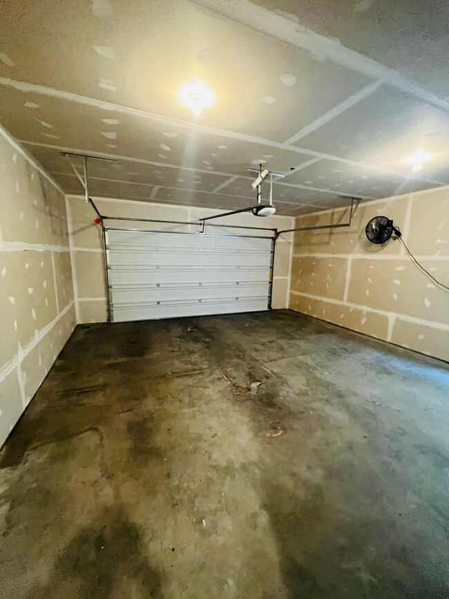 Building Photo - Newer Home - 3 Bedroom - 2 Bath - Hamilton