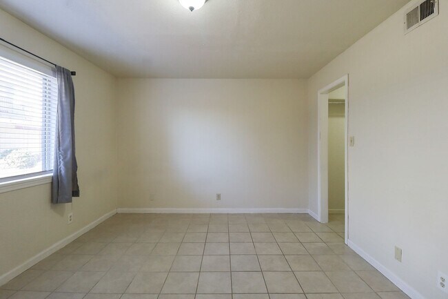 Building Photo - 1 Bed | 1 Bath in South Tulsa!