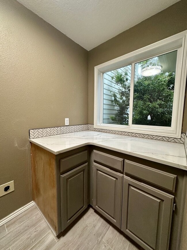 Building Photo - Large Three Bedroom Home in the Hills of West Salem