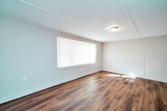 Building Photo - Newly Renovated 4BR Home- Move in Ready!
