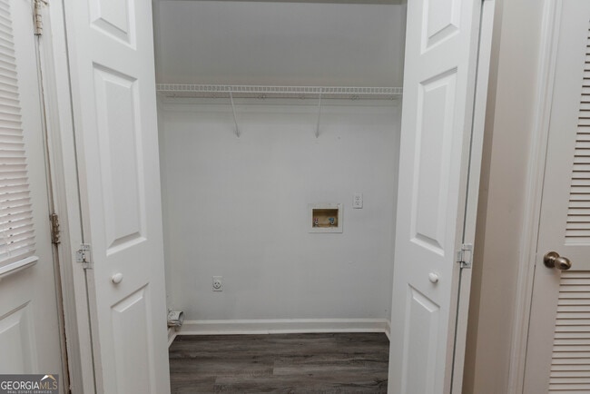 Building Photo - 424 WI Pkwy