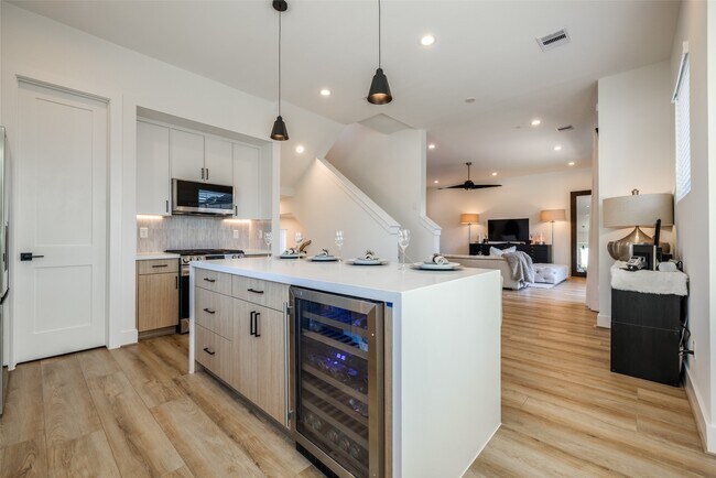 Building Photo - 412 N Nagle St