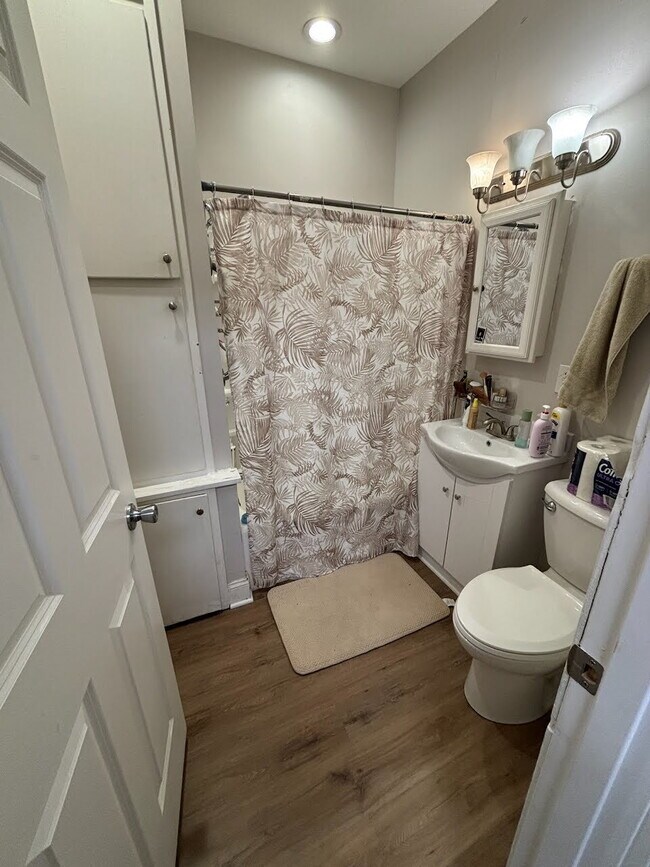 Building Photo - Updated 2-bedroom | Large Kitchen | Laundry in Building