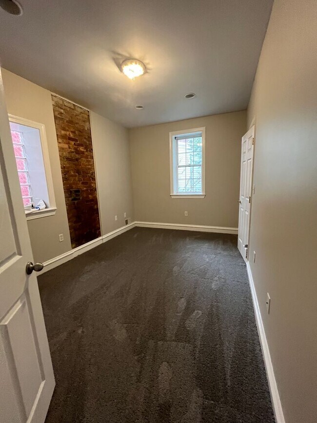 Building Photo - Spacious 4 Bedroom House in Southside Flats!