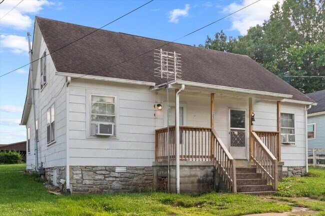 Building Photo - 525 Maple St