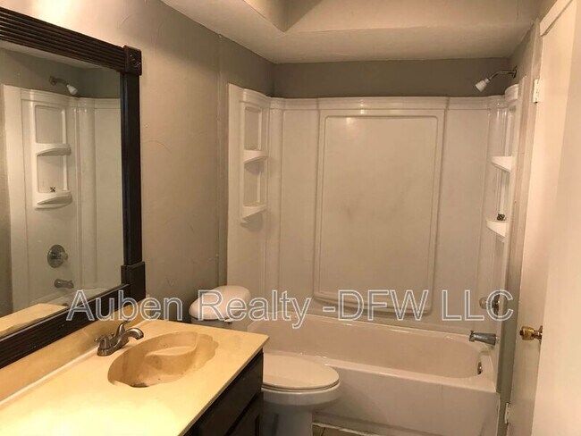 Building Photo - 118 Maple St