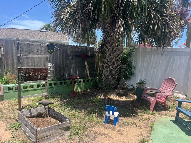 Building Photo - Beach Side Bungalow