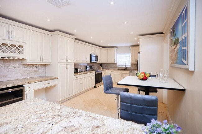 Building Photo - 833 Washington St