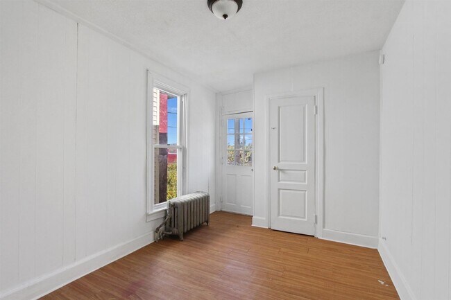 Building Photo - Spacious 5 Bedroom, 1 Bath Home!