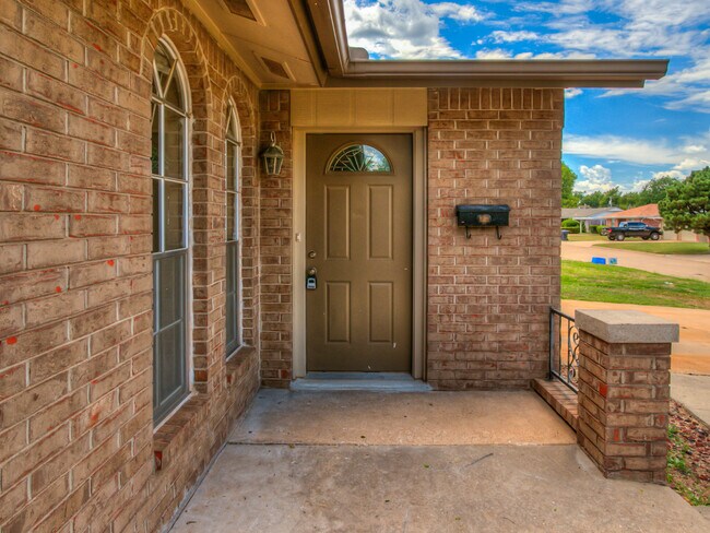 Building Photo - 1320 Frederick Dr