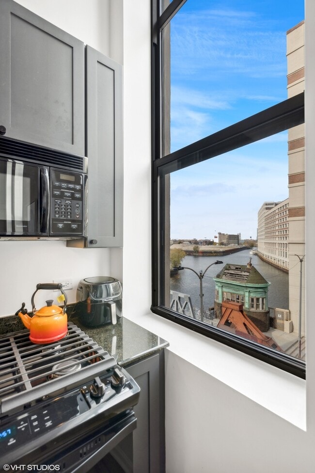 Building Photo - 758 N Larrabee St