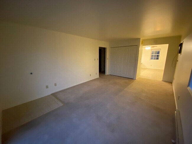 Building Photo - Modern 2 Bedroom 1 Bath Apartment on 2nd Floor!