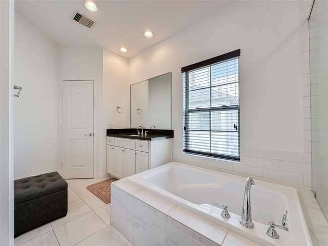 Building Photo - 2 Hermann Park Ct