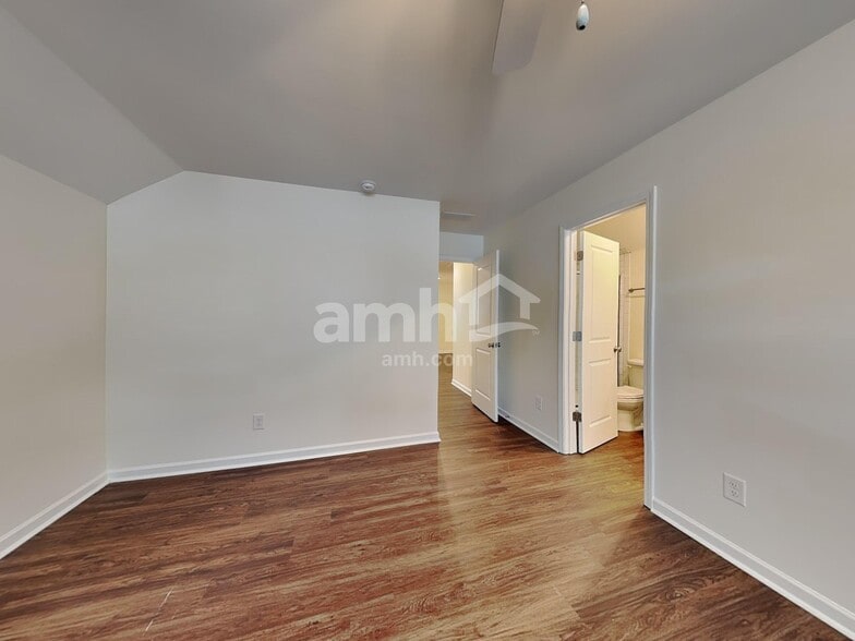 Building Photo - 553 Camp dr