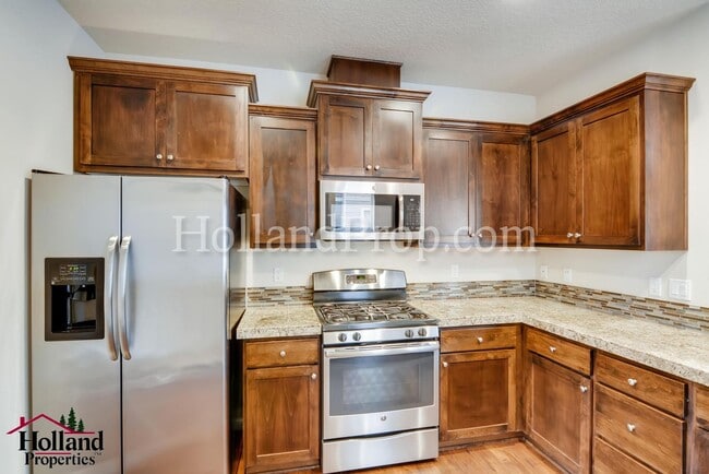 Building Photo - Stunning 3 Bedroom 2.5 bath Townhome in Hi...