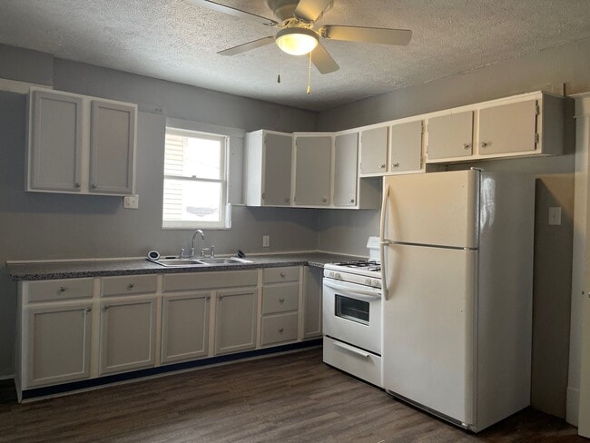 Building Photo - Comfortable 2-Bedroom Silvis Home!