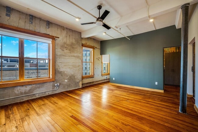 Building Photo - LUXURY   CONDOS IN THE HEART OF ALAMO CITY