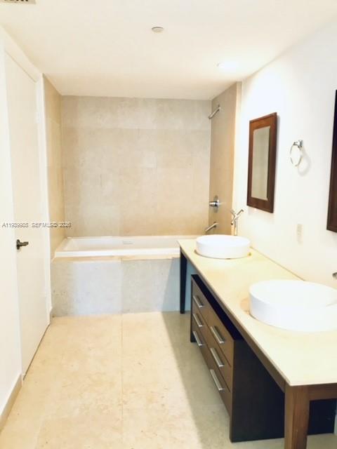 Building Photo - 475 Brickell Ave