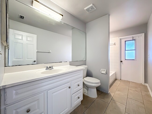 Building Photo - Spacious 4-Bedroom Retreat with 2 Baths in Brandon - 2103 Sq. Ft. of Comfort Awaits!