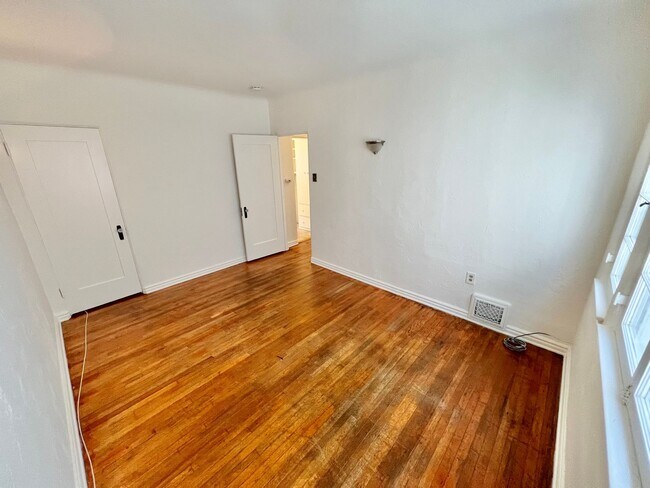 Building Photo - Charming Belmont Shore 2BD/1BA in Spanish-Style Duplex | Garage Included