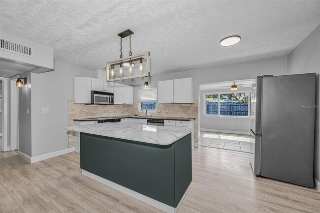 Building Photo - 839 13th Ave SW