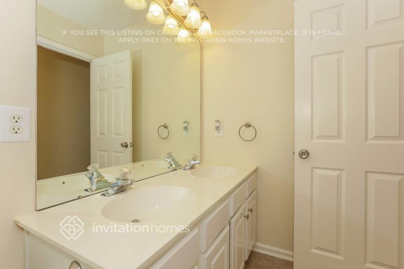 Building Photo - 5519 Bentgrass Run Dr