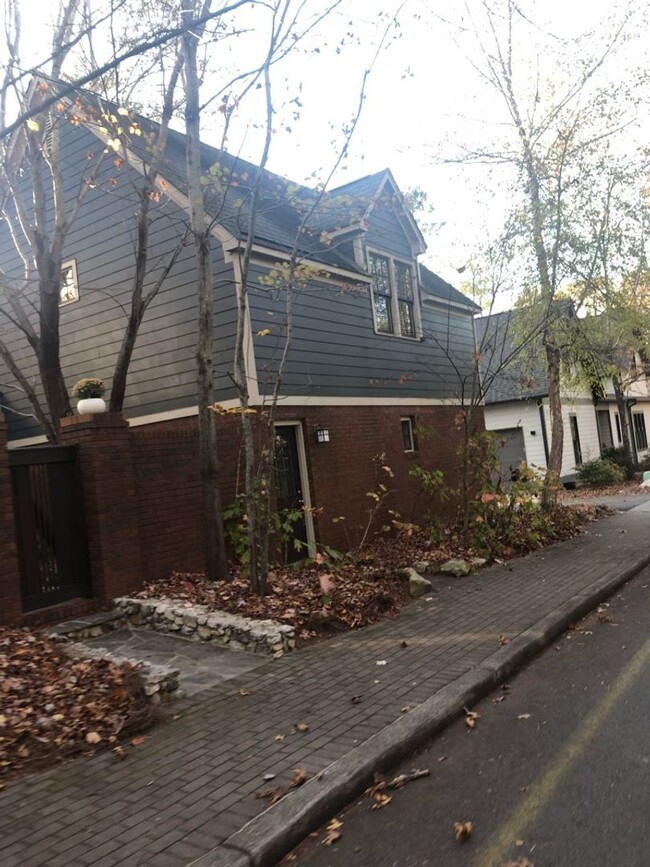 Building Photo - One Bedroom One Bath Carriage House for rent