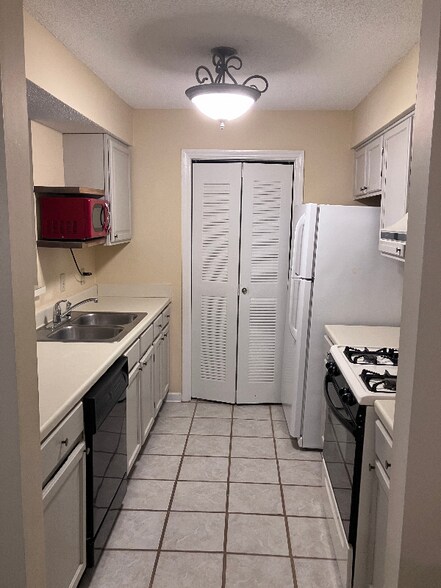 Building Photo - 815 Ridgefield Dr