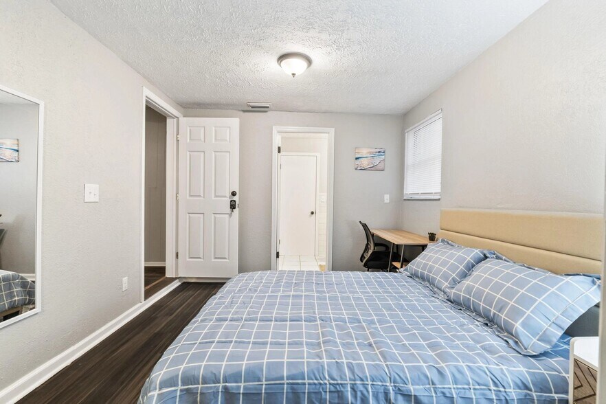 Building Photo - 4731 E Castlewood Dr