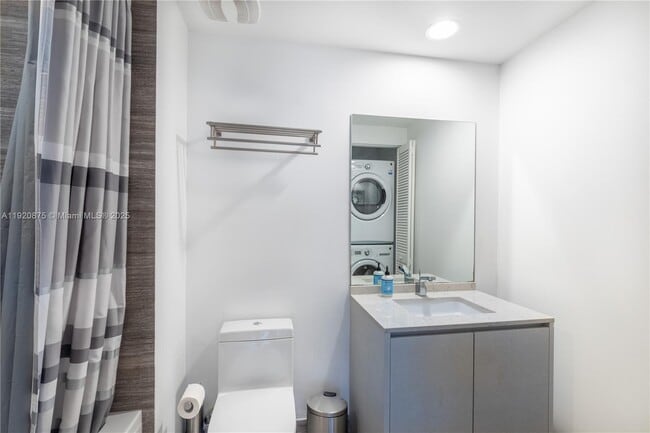 Building Photo - 1010 Brickell Ave