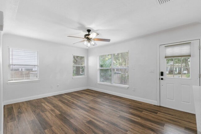 Building Photo - FULLY FENCED Home For Rent in St Petersburg!