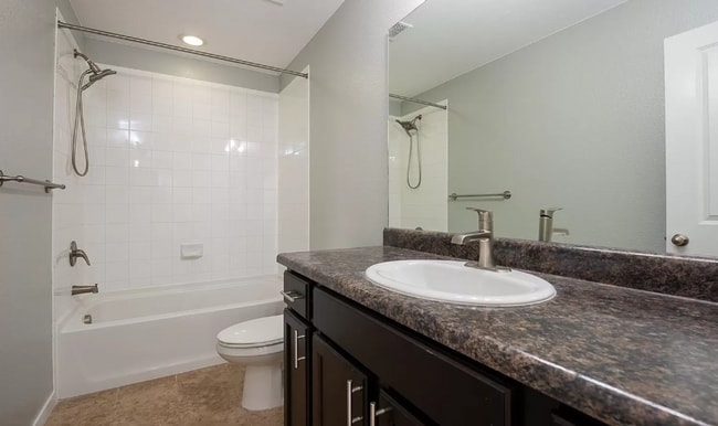 Building Photo - Lovely 2 bedroom, 3 bathroom townhome! Poo...