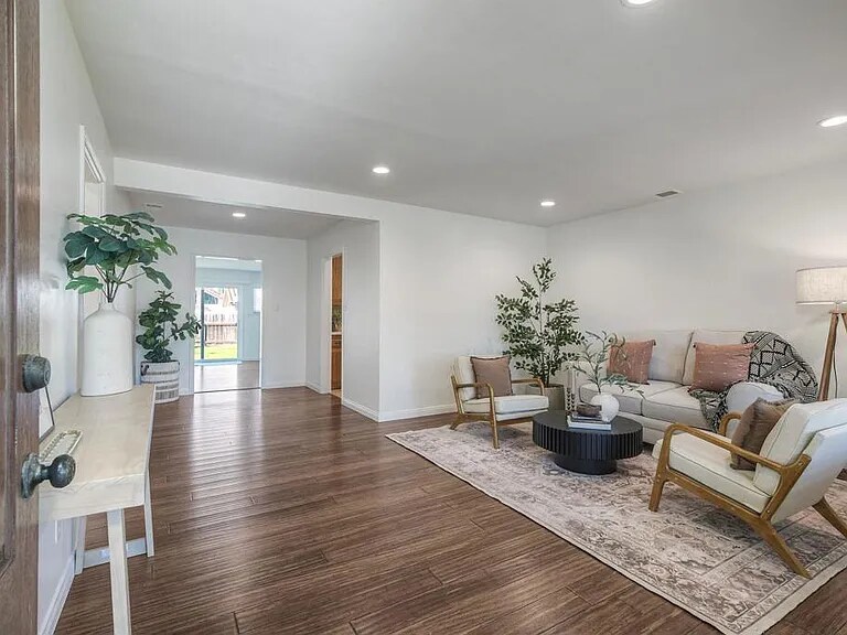 Building Photo - 1831 S Horne St