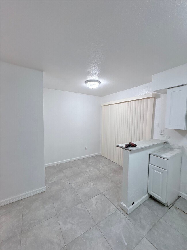 Building Photo - 5625 Antoine Dr