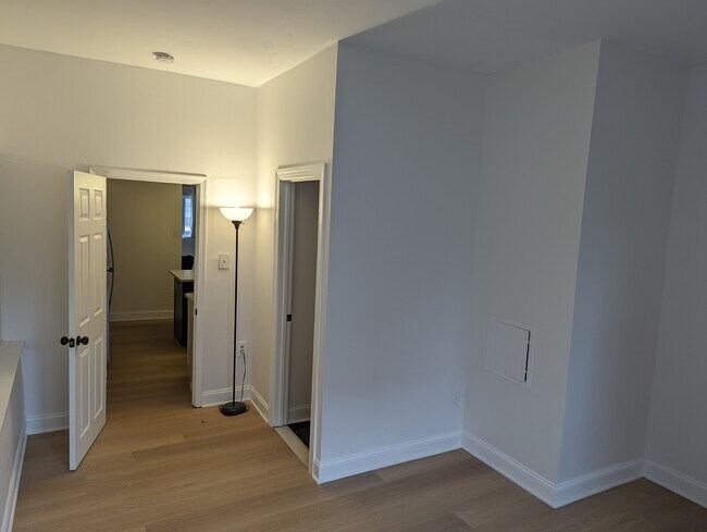 Building Photo - 615 E Thompson St