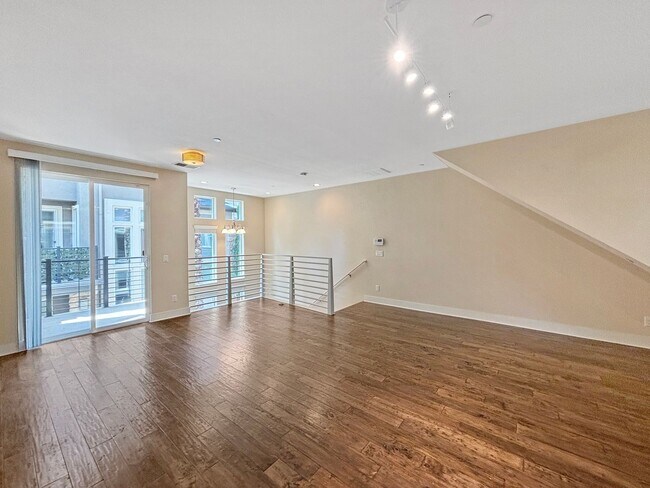 Building Photo - Stunning 3B/3.5BA Townhouse in Mission Val...
