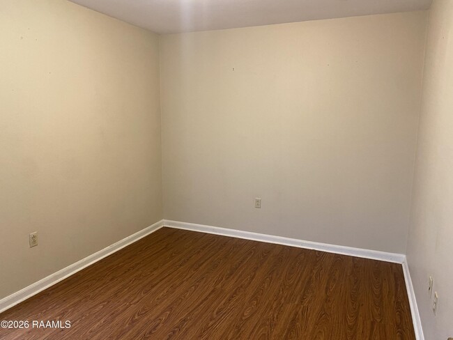 Building Photo - 5133 Sleepy Hollow Dr